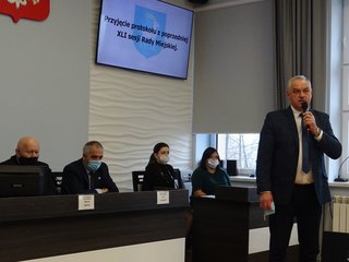 Małe bohaterki i druhowie strażacy nagrodzeni na uratowanie życia noworodka
