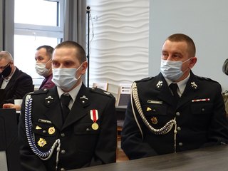 Małe bohaterki i druhowie strażacy nagrodzeni na uratowanie życia noworodka
