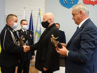 Małe bohaterki i druhowie strażacy nagrodzeni na uratowanie życia noworodka