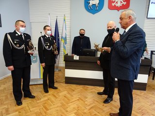 Małe bohaterki i druhowie strażacy nagrodzeni na uratowanie życia noworodka