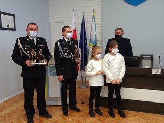 Małe bohaterki i druhowie strażacy nagrodzeni na uratowanie życia noworodka