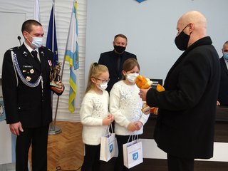 Małe bohaterki i druhowie strażacy nagrodzeni na uratowanie życia noworodka