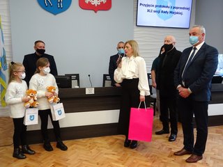 Małe bohaterki i druhowie strażacy nagrodzeni na uratowanie życia noworodka