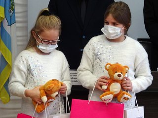 Małe bohaterki i druhowie strażacy nagrodzeni na uratowanie życia noworodka