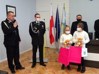 Małe bohaterki i druhowie strażacy nagrodzeni na uratowanie życia noworodka