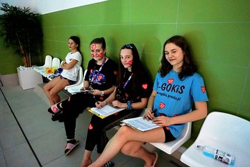 W Praszce pływali na rzecz WOŚP. Odbył się drugi nocny maraton pływacki