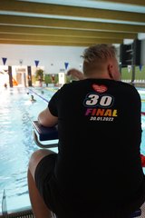 W Praszce pływali na rzecz WOŚP. Odbył się drugi nocny maraton pływacki