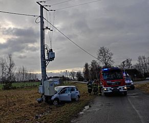 Zdarzenie drogowe w Gromadzicach. Jedna osoba jest poszkodowana