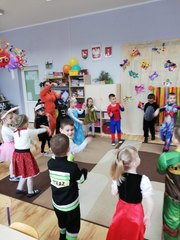 Karnawałowa zabawa w wieluńskim przedszkolu