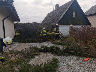W weekend ostro wiało! Wieluńscy strażacy wyjeżdżali do interwencji aż 125 razy