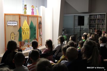 Przedstawienie kukiełkowe w wieluńskiej książnicy