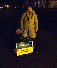 „Solidarni z Ukrainą” – spotkanie przy wieluńskim pomniku Wieczna Miłość