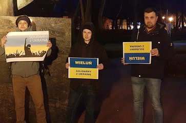 „Solidarni z Ukrainą” – spotkanie przy wieluńskim pomniku Wieczna Miłość