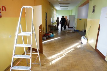 Mieszkańcy Wielgiego i Dymku (gmina Ostrówek) szykują byłą szkołę dla uchodźców
