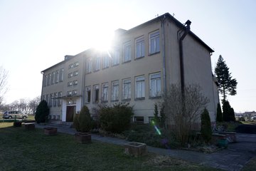 Mieszkańcy Wielgiego i Dymku (gmina Ostrówek) szykują byłą szkołę dla uchodźców