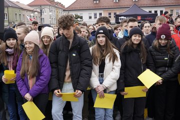 Świat musi to zobaczyć! Tysiące wieluńskiej młodzieży mówi: Nigdy więcej wojny!