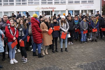 Świat musi to zobaczyć! Tysiące wieluńskiej młodzieży mówi: Nigdy więcej wojny!