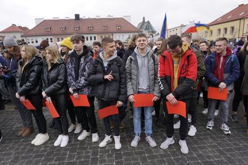 Świat musi to zobaczyć! Tysiące wieluńskiej młodzieży mówi: Nigdy więcej wojny!