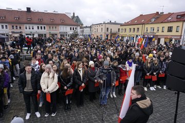 Świat musi to zobaczyć! Tysiące wieluńskiej młodzieży mówi: Nigdy więcej wojny!