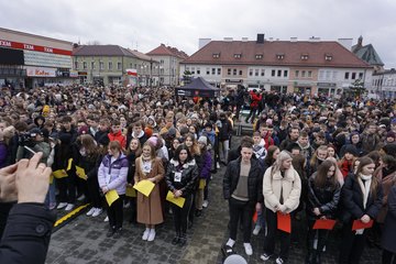 Świat musi to zobaczyć! Tysiące wieluńskiej młodzieży mówi: Nigdy więcej wojny!