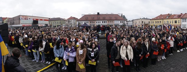 Świat musi to zobaczyć! Tysiące wieluńskiej młodzieży mówi: Nigdy więcej wojny!