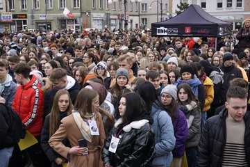 Świat musi to zobaczyć! Tysiące wieluńskiej młodzieży mówi: Nigdy więcej wojny!