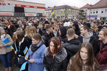 Świat musi to zobaczyć! Tysiące wieluńskiej młodzieży mówi: Nigdy więcej wojny!