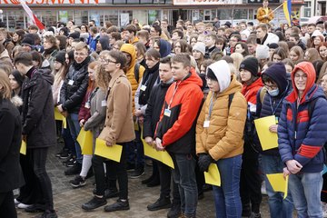 Świat musi to zobaczyć! Tysiące wieluńskiej młodzieży mówi: Nigdy więcej wojny!