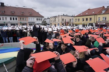 Świat musi to zobaczyć! Tysiące wieluńskiej młodzieży mówi: Nigdy więcej wojny!