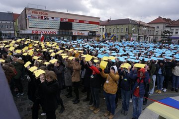 Świat musi to zobaczyć! Tysiące wieluńskiej młodzieży mówi: Nigdy więcej wojny!