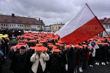 Świat musi to zobaczyć! Tysiące wieluńskiej młodzieży mówi: Nigdy więcej wojny!