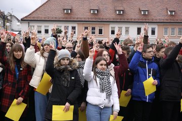 Świat musi to zobaczyć! Tysiące wieluńskiej młodzieży mówi: Nigdy więcej wojny!