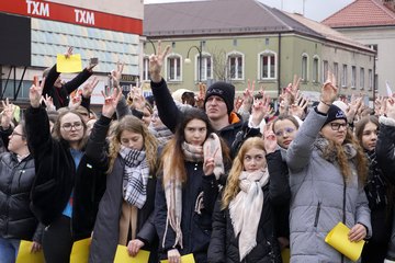 Świat musi to zobaczyć! Tysiące wieluńskiej młodzieży mówi: Nigdy więcej wojny!