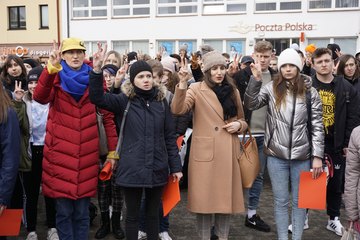 Świat musi to zobaczyć! Tysiące wieluńskiej młodzieży mówi: Nigdy więcej wojny!