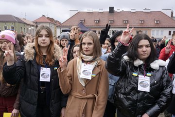 Świat musi to zobaczyć! Tysiące wieluńskiej młodzieży mówi: Nigdy więcej wojny!