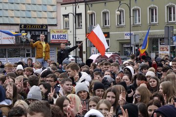 Świat musi to zobaczyć! Tysiące wieluńskiej młodzieży mówi: Nigdy więcej wojny!