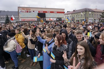 Świat musi to zobaczyć! Tysiące wieluńskiej młodzieży mówi: Nigdy więcej wojny!