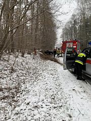 BMW wpadło w poślizg i dachowało. 25-latka trafiła do szpitala