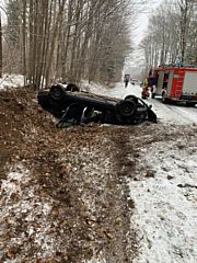 BMW wpadło w poślizg i dachowało. 25-latka trafiła do szpitala