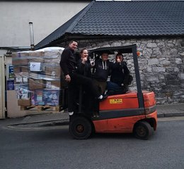 Polonia w Irlandii wspiera uchodźców ociekających przed wojną w Ukrainie