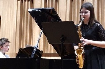 Uczniowie – uczniom. W Szkole Muzycznej I Stopnia w Wieluniu odbył się wzruszający koncert