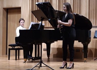 Uczniowie – uczniom. W Szkole Muzycznej I Stopnia w Wieluniu odbył się wzruszający koncert