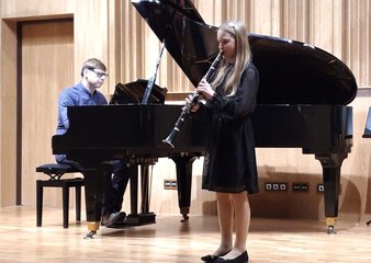 Uczniowie – uczniom. W Szkole Muzycznej I Stopnia w Wieluniu odbył się wzruszający koncert