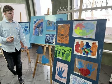 W bibliotece miejskiej otwarto wystawę „Zaczarowany świat autyzmu”