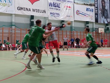 Osłabiony MKS nie dał rady AZS-owi