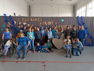 Autyzm w artystycznym zwierciadle – ciekawy projekt w Gromadzicach