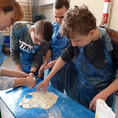 Autyzm w artystycznym zwierciadle – ciekawy projekt w Gromadzicach