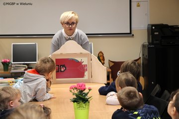 Mali strażnicy miejskiej książnicy. Pierwsze spotkanie z przedszkolakami