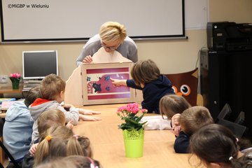 Mali strażnicy miejskiej książnicy. Pierwsze spotkanie z przedszkolakami