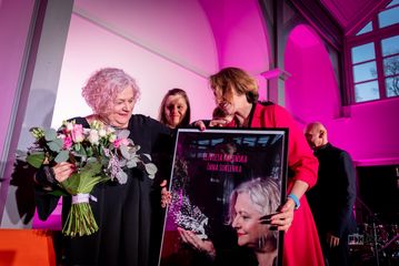 Elżbieta Kalińska, dyrektorka Wieluńskiego Domu Kultury zadebiutowała jako poetka